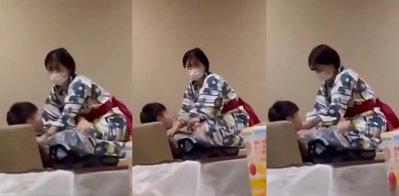 日式洗浴会所休息大厅 年轻情侣当众骑乘做爱 美女披着浴袍上下摆臀 全然不顾旁人眼光 现场超刺激！