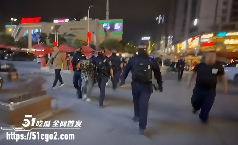 精神小伙深夜酒吧袭警 6 精神小伙深夜酒吧袭警 6